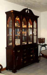 lighted hutch.jpg (55870 bytes)