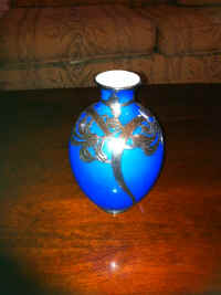 ART GLASS VASE.JPG.jpg (53222 bytes)