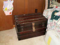 Antique Trunk.JPG.jpg (92487 bytes)