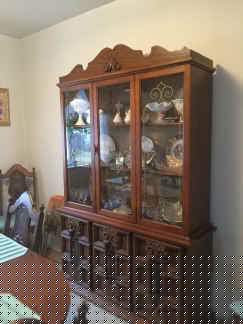 china cabinet.jpg (72060 bytes)