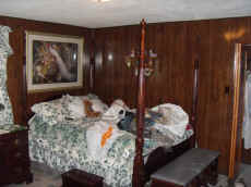 Bassett Mahogany Bedroom Suite.JPG (77959 bytes)