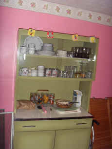 Metal Kitchen Cabinet With Top Glass Doors.JPG (56151 bytes)