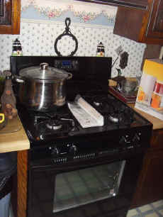 Whirlpool Gas Range.JPG (76318 bytes)