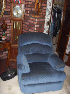 blue recliner.JPG (85240 bytes)