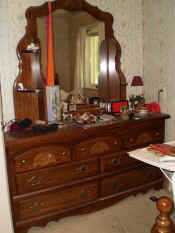 DRESSER.JPG (365020 bytes)