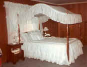 canopy bed.jpg (159441 bytes)