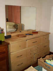 dresser.jpg (55114 bytes)