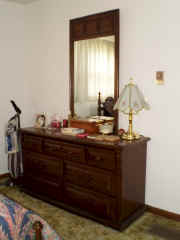 dresser with mirror 2.jpg (77198 bytes)