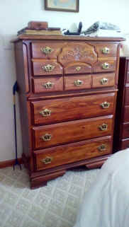 dresser2.jpg (77668 bytes)