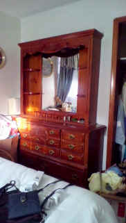 dresser4.jpg (70471 bytes)