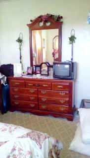 dresser.jpg (76353 bytes)