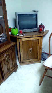 small tv and stand.jpg (74440 bytes)