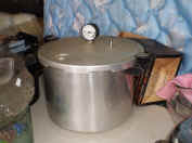 pressure cooker2.jpg (67526 bytes)