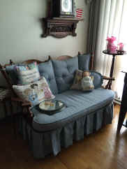 blue settee.jpg (84915 bytes)