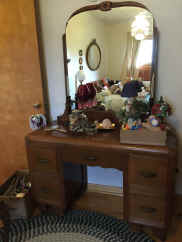 dresser.jpg (71158 bytes)