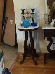 round end table.jpg (73502 bytes)